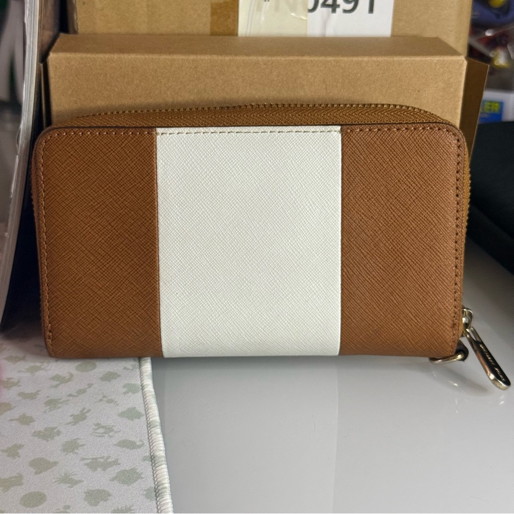 Color Block Tote w/ wallet with Optional Crossbody Strap - Picture 4 of 10